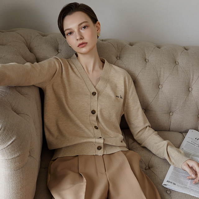 (CD-1515)N Signature CD002-V-neck embroidery point knit cardigan