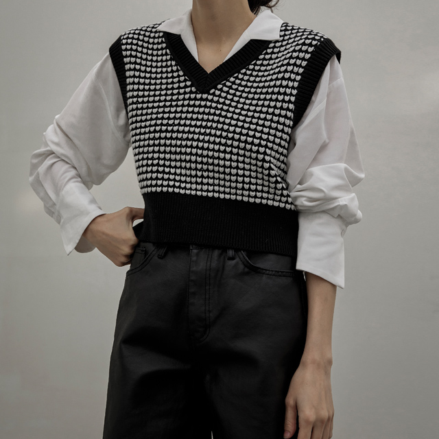 (VT-0192) Dot Pattern Crop Knit Vest