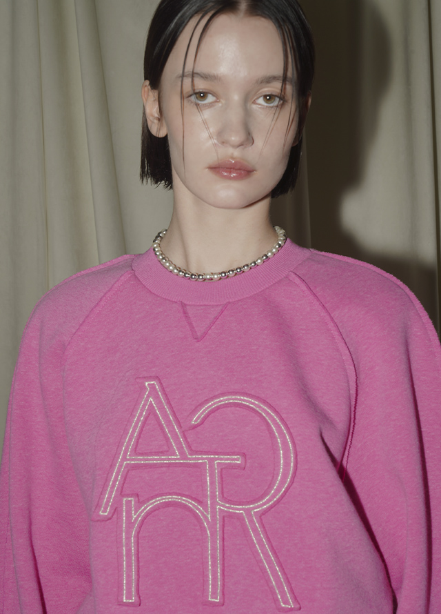 (T-6731) Metal embroidery low-cut fleece man-to-man pink beige Korea