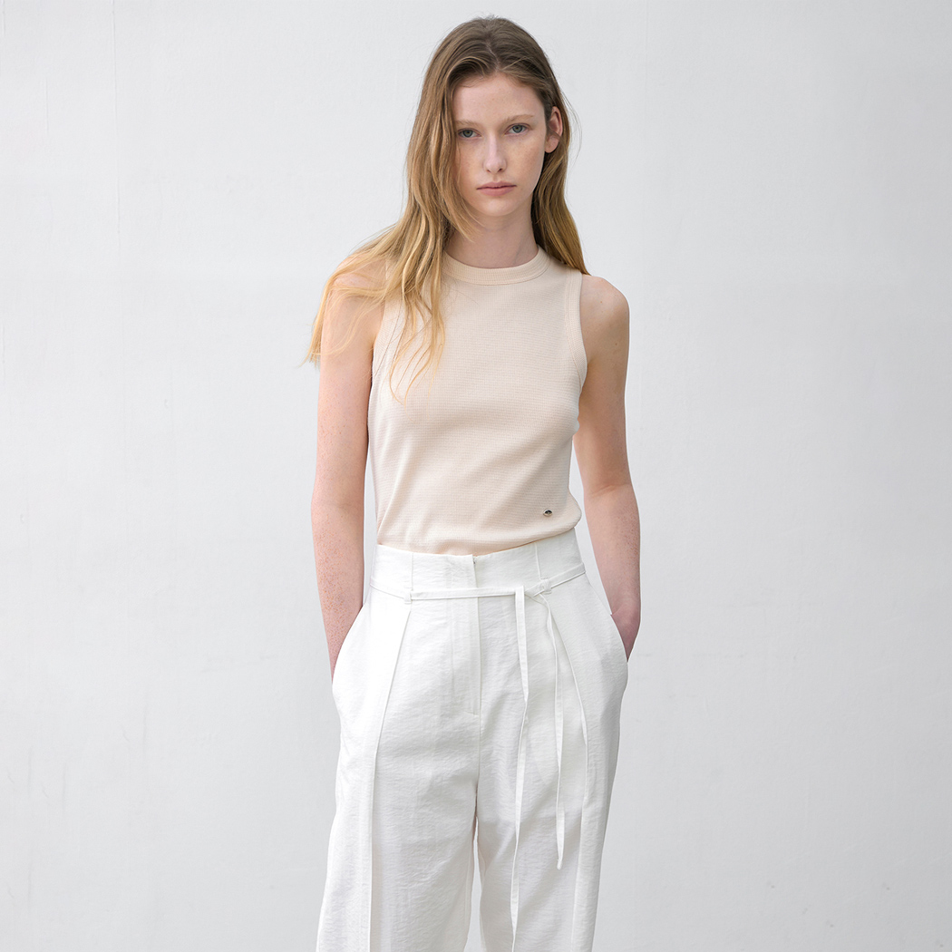 (T-7053)ESSENTIAL BACK SLIT TOP