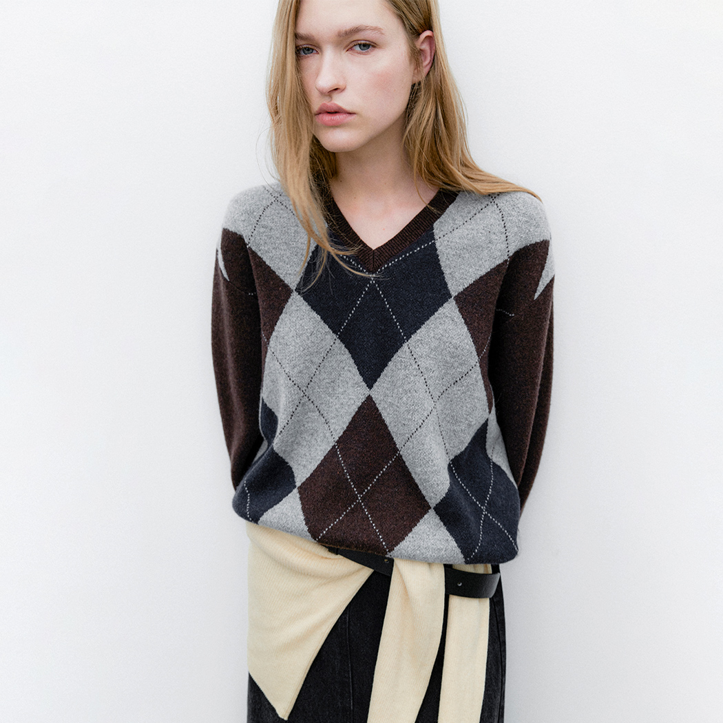 (T-7104)WOOL BLENDED ARGYLE V-NECK KNIT