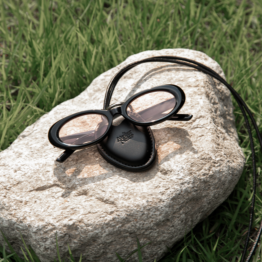 (Z-ETC-2719)ATELIER NAIN GOODS PEBBLE LEATHER MIRROR&SUNGLASS HOLDER