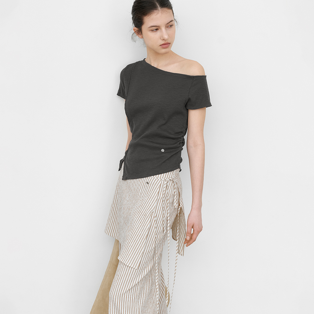 (T-7265)ONE SHOULDER SHIRRING SLIT SLIM T